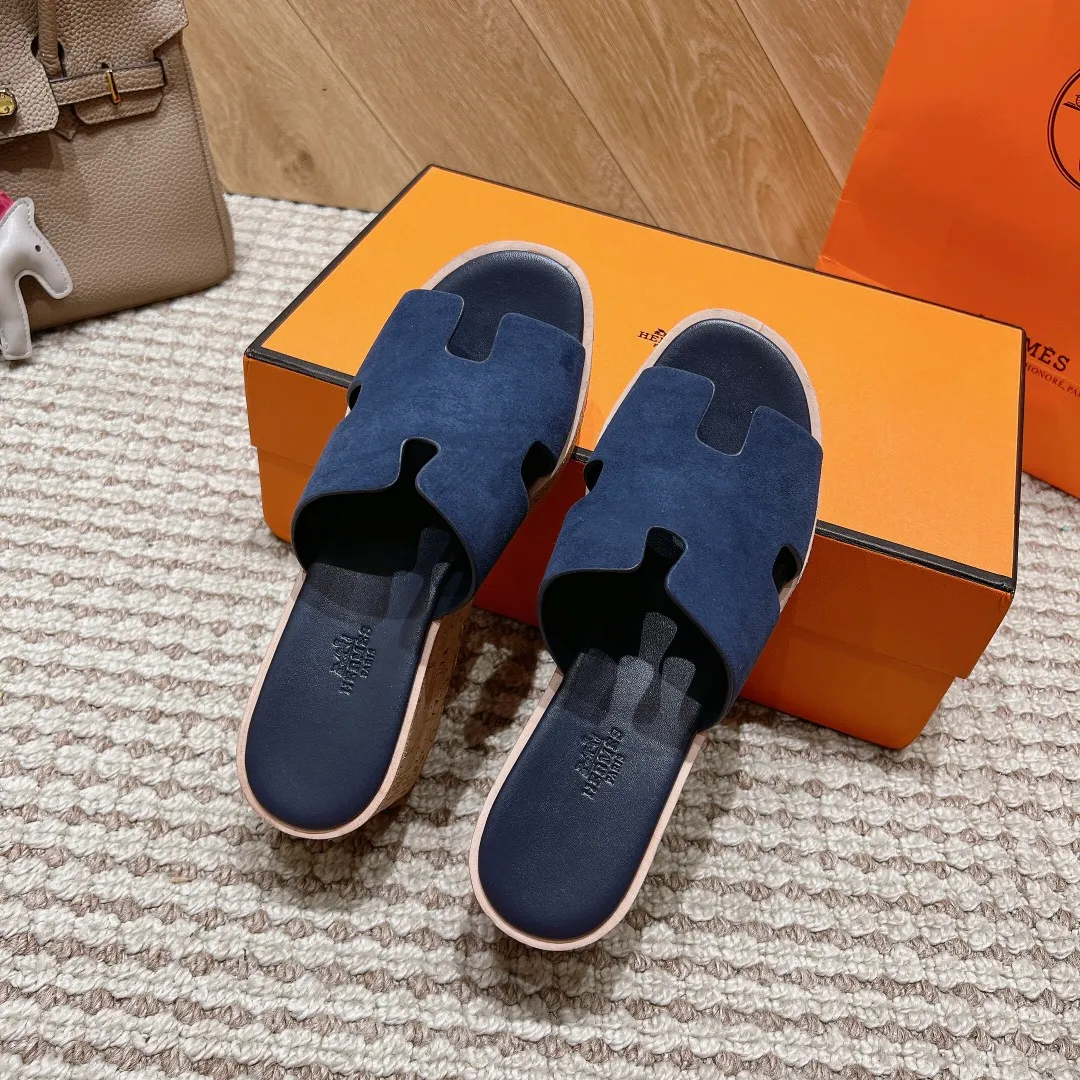 👟👟Ex-factory price 540👟👟 High version of the 2024 spring and summer new HERMES Hermès counter new style. The wedge-heeled Erjiu sandals and slippers, which have been extremely popular recently, are paired with various colorful socks. They are very trendy. Upper: cowhide. Outsole: technological imitation wood sole. Heel height: about 7cm. Size: Female 35-41 (40/41 non-refundable and non-exchangeable)
